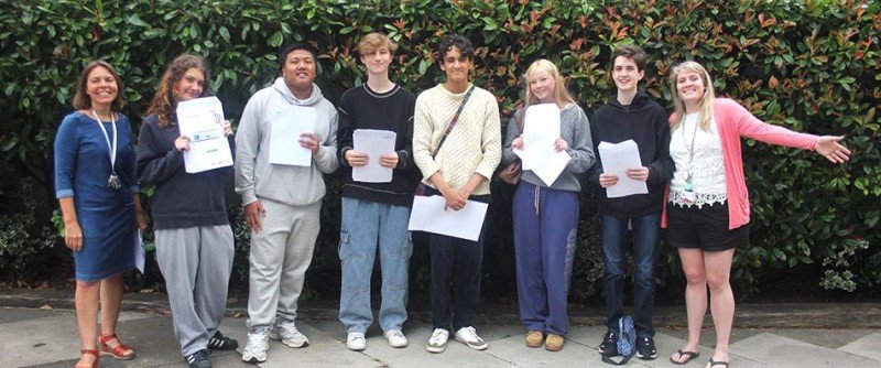 800 Aclandburghley039sheadofschoolmarthacollinsandy11yearteamleadertanyarivard Mortonwithagroupofy11students